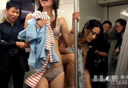 2 thiếu nữ lột đồ trên tàu điện ngầm