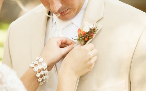 Cách chọn hoa cài áo cho chú rể trong ngày cưới  Phong Tục Cưới