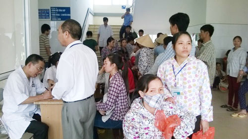 Nhiều công nhân ồ ạt chạy về bệnh viện cấp cứu do ngộ độc