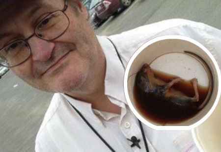 Người đàn ông phát hiện ra chuột trong ly cafe vừa uống