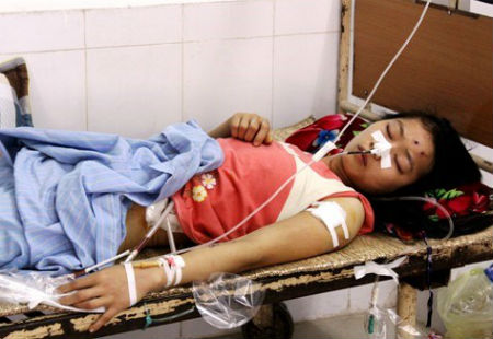 Chị Đinh Thị Chung đang được cấp cứu tại bệnh viện 