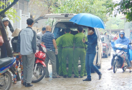 Cơ quan điều tra mang két sắt đi khám nghiệm dấu vết 