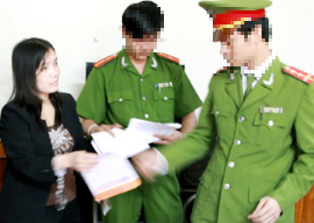 Chân dung Nguyễn Thị Mai (áo đen)