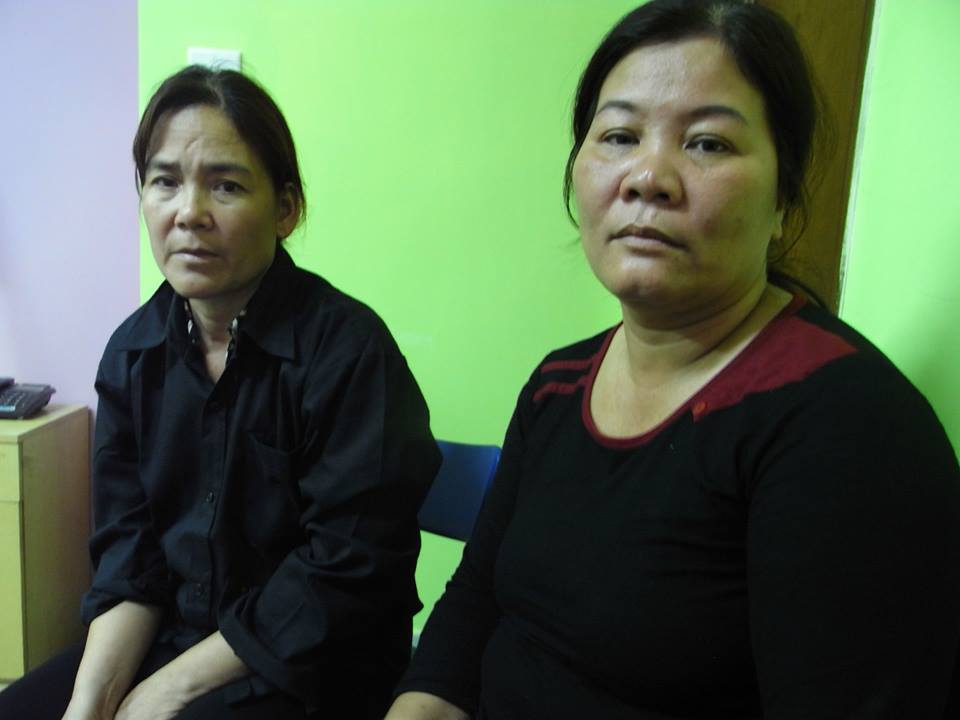 Chị Việt cùng chị chồng mang đơn gửi tố cáo gửi cơ quan báo chí