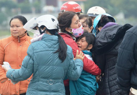 Bé gái khóc ngất bên thi thể người mẹ tử vong do tai nạn giao thông
