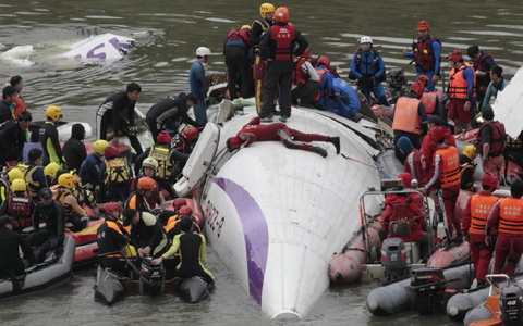 Trục vớt chiếc máy bay ATR72-600 từ sông Cơ Long, Đài Loan.