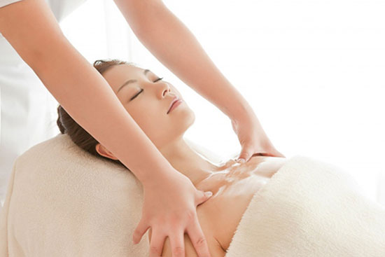massage ngực sai cách 