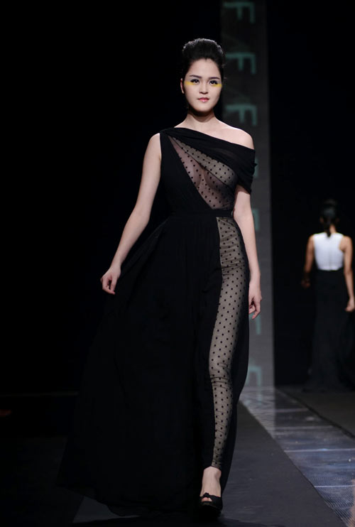 những trang phục hở bạo trên sàn catwalk