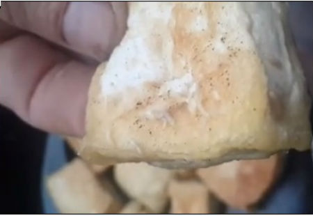 Clip: Bà mẹ đảm phát hoảng vì giòi lúc nhúc trong miếng đậu phụ