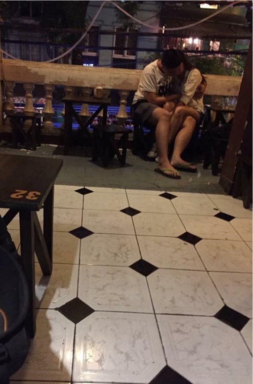 Cặp đôi trong hình ảnh này đang tận hưởng những giây phút thư giãn trong không gian yên tĩnh của quán cà phê. Cười đùa, trò chuyện và thưởng thức một tách cà phê thơm ngon. Đó là biểu tượng cho những giây phút đáng nhớ của một mối tình đẹp. Xem hình ảnh này để cảm nhận được sự quý giá của tình yêu.