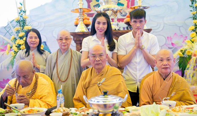Vợ chồng Công Vinh quy y cửa Phật