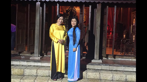 Ca sĩ Phương Thanh mặc áo dài đóng phim thâu đêm