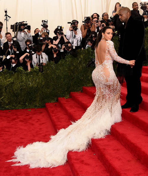 Beyonce, J.Lo gần như nude trên thảm đỏ Met Gala