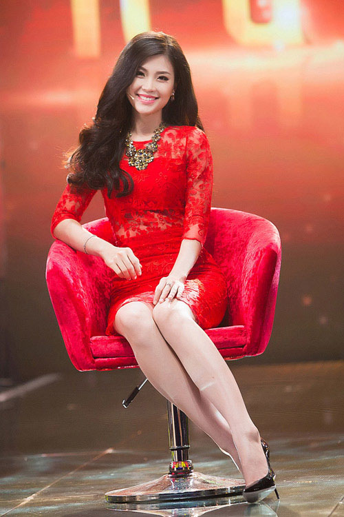 Học lỏm bí quyết mặc váy ren đỏ đẹp như sao Việt