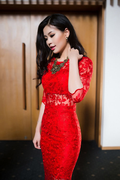 Học lỏm bí quyết mặc váy ren đỏ đẹp như sao Việt