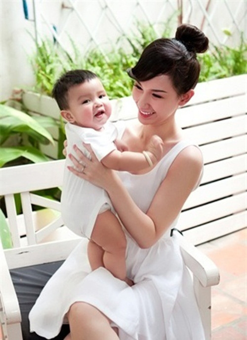 Những hình ảnh hạnh phúc hiếm hoi của Quỳnh Chi bên con trai