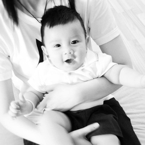 Những hình ảnh hạnh phúc hiếm hoi của Quỳnh Chi bên con trai