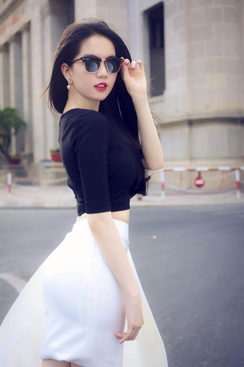 Mặc trang phục đen trắng quyến rũ như Ngọc Trinh