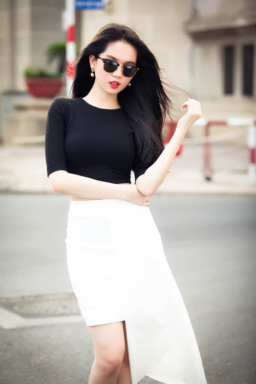Mặc trang phục đen trắng quyến rũ như Ngọc Trinh