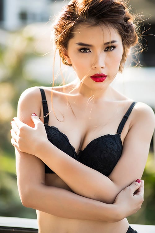 Người đẹp Việt gợi cảm và bí ẩn với nội y đen