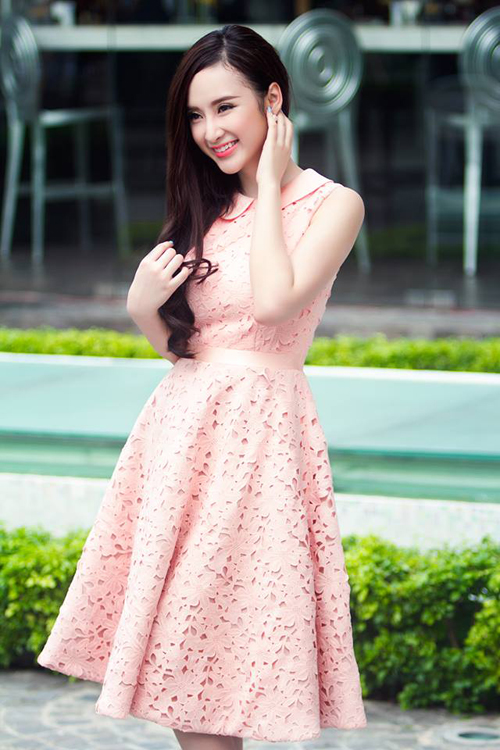 Angela Phương Trinh chuộng gu thời trang ngọt ngào như công chúa