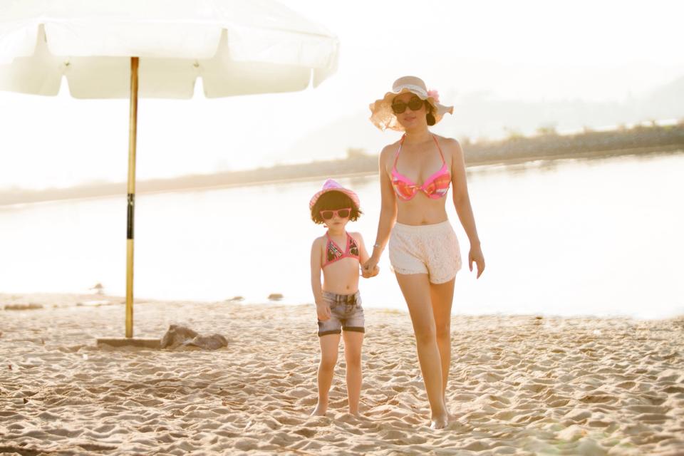 Mẹ con Thúy Nga mặc bikini khoe dáng trên bãi biển