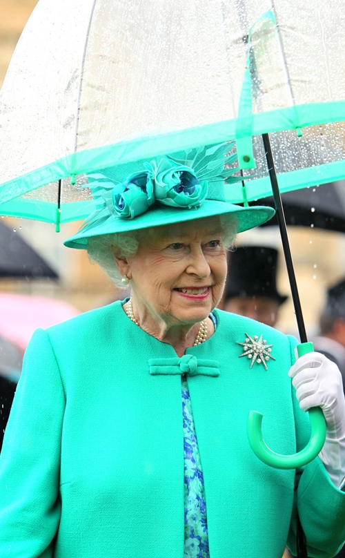 Nữ hoàng Anh cầu kỳ trong cả cách mix ô