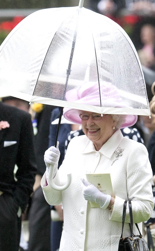 Nữ hoàng Anh cầu kỳ trong cả cách mix ô