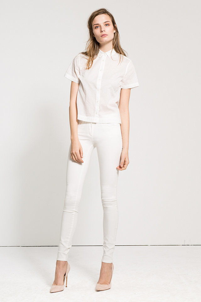 Cách mặc quần jeans trắng phù hợp với mọi dáng người