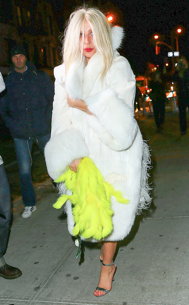 Những trang phục hẹn hò quái dị của Lady Gaga