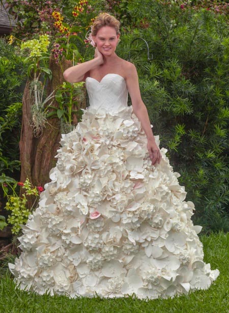 Khó tin áo cưới lộng lẫy từ giấy vệ sinh