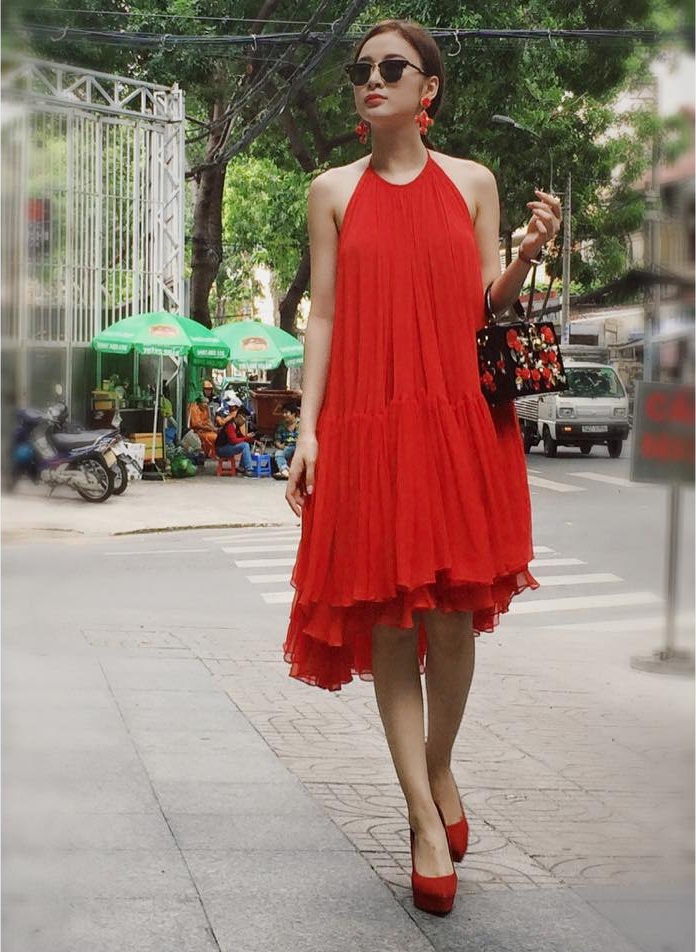 Ngắm street style năng động, quyến rũ của Angela Phương Trinh