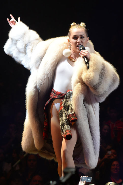 Trang phục kinh dị khiến người nhìn chết khiếp của Miley Cyrus