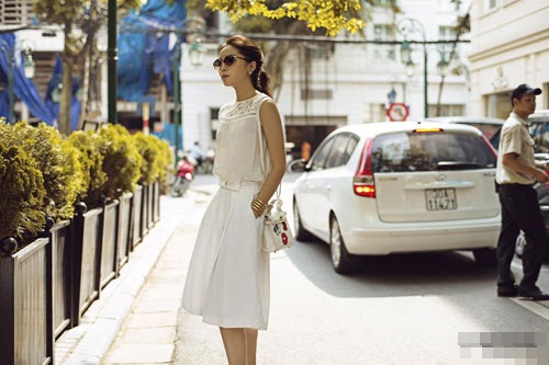 Hoa hậu Kỳ Duyên xuống phố với gu street style sành điệu