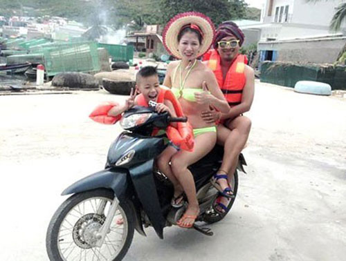 Trang Trần đi xe máy chở bạn.