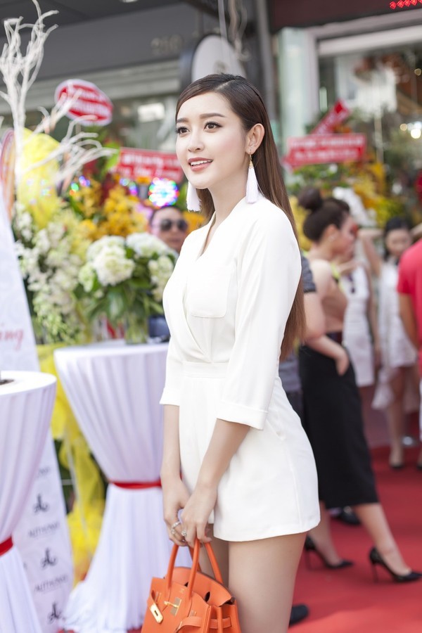 Ngắm những bộ váy đẹp xuất sắc nhất tháng 7 của sao Việt