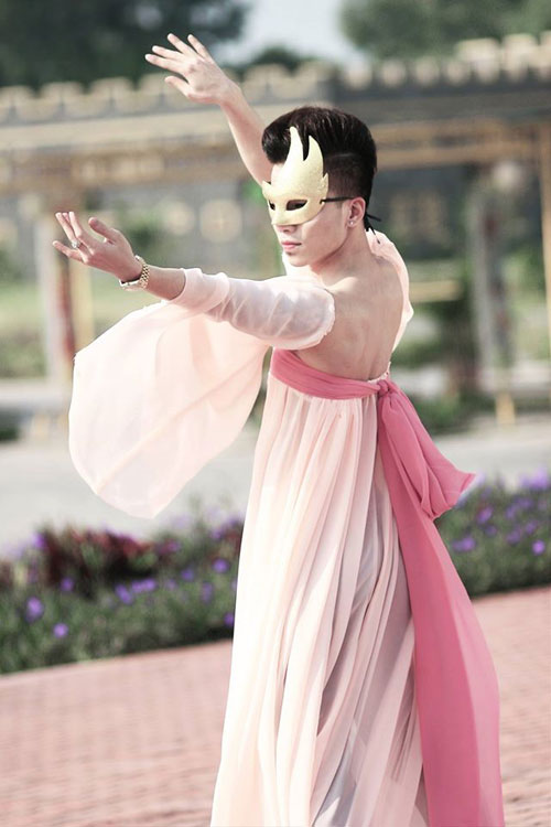 Những trang phục hoàng tộc kinh dị của nữ hoàng Kenny Sang