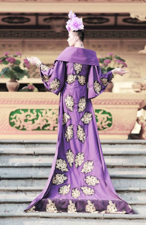 Những trang phục hoàng tộc kinh dị của nữ hoàng Kenny Sang