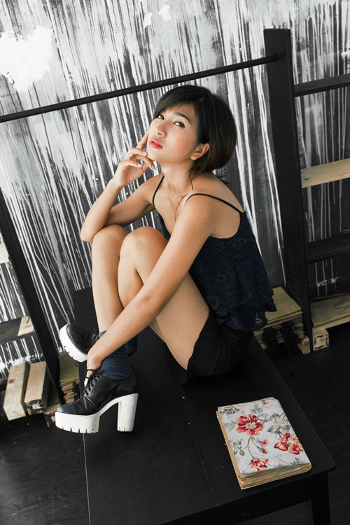 Kim Tuyến khoe chân với quần shorts giả váy