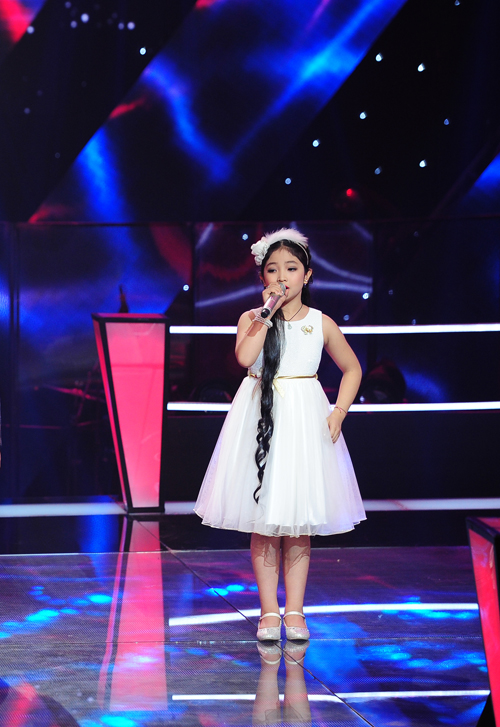 Cô bé 9 tuổi hát nhạc Trịnh 'gây sốt' vòng Đối đầu 2