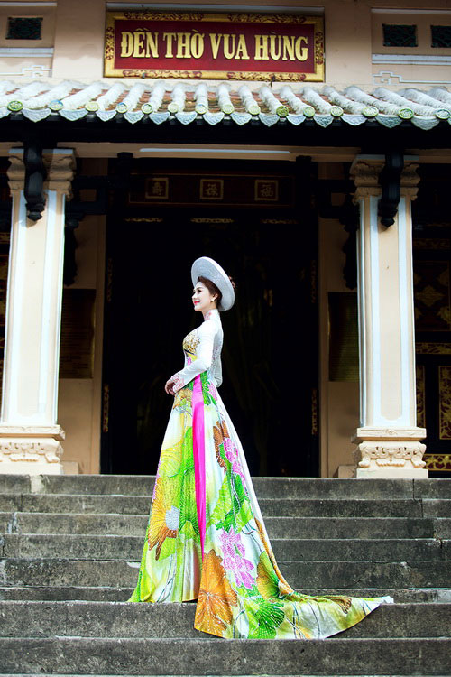 Lâm Chi Khanh mặc áo dài