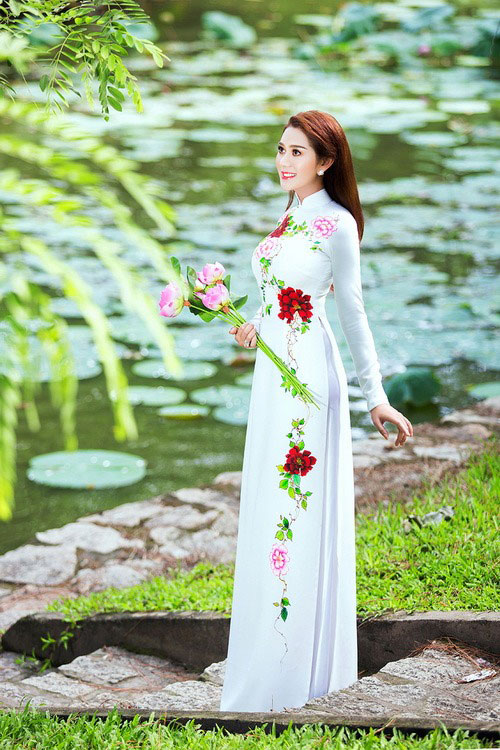 Lâm Chi Khanh mặc áo dài