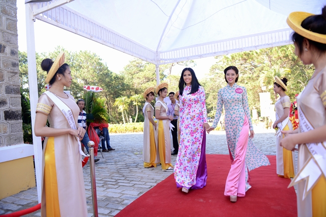 Hoa hậu Hoàn vũ 2015 khoe sắc với áo dài truyền thống