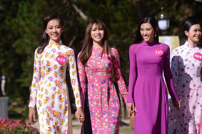 Hoa hậu Hoàn vũ 2015 khoe sắc với áo dài truyền thống