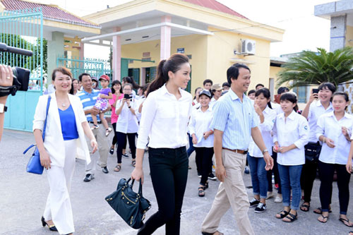 Mẹ Hoa hậu Kỳ Duyên tháp tùng con gái đi làm từ thiện