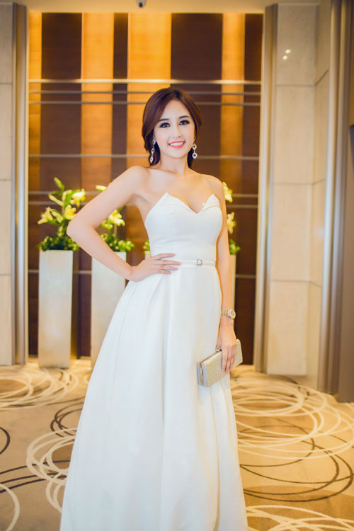Khoe eo thon, dáng chuẩn đẹp như sao Việt với váy trắng tinh khôi