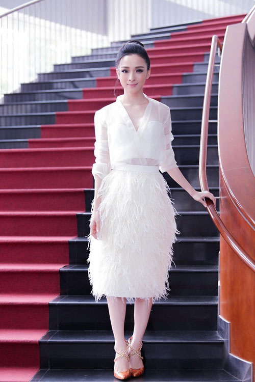 Khoe eo thon, dáng chuẩn với váy trắng đẹp như sao Việt