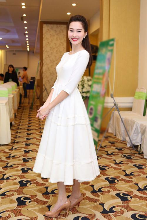 Khoe eo thon, dáng chuẩn với váy trắng đẹp như sao Việt