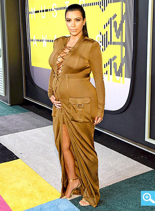 Kim siêu vòng 3 khoe dáng đồ sộ với váy bó, áo lưới