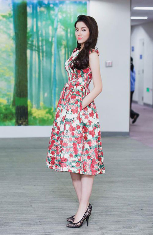 Cách mặc váy hai dây đẹp Sao Việt gợi ý 12 cách mặc váy hai dây sành điệu  xuất sắc